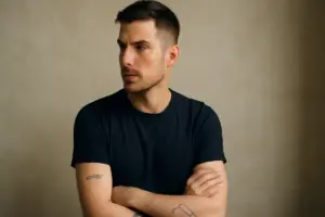 Stili di tatuaggio minimal uomo: soluzioni essenziali che esprimono carattere senza eccessi