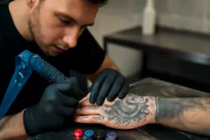 Tatuaggio sulle mani: ciò che molti ignorano su durata e contaminazione dei colori