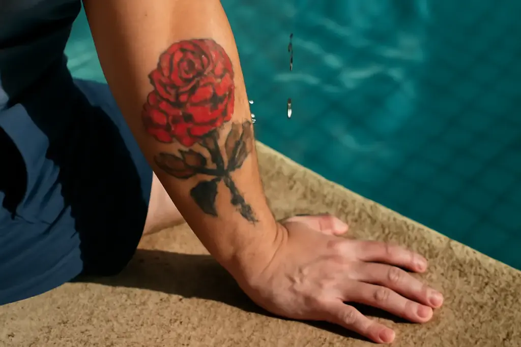 Perché l’esposizione a cloro e piscina è rischiosa per i tattoo freschi? I danni che molti ignorano